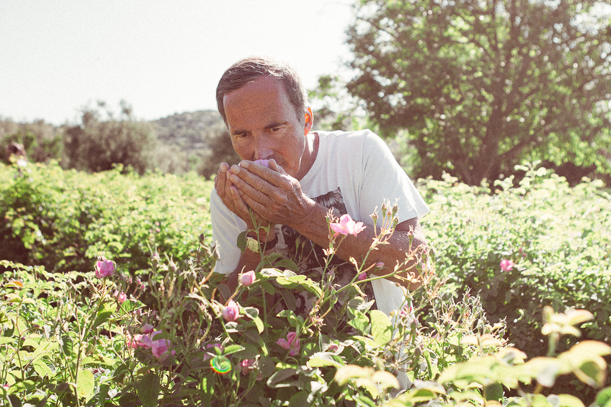 Olivier Cresp dans un champ de fleurs
