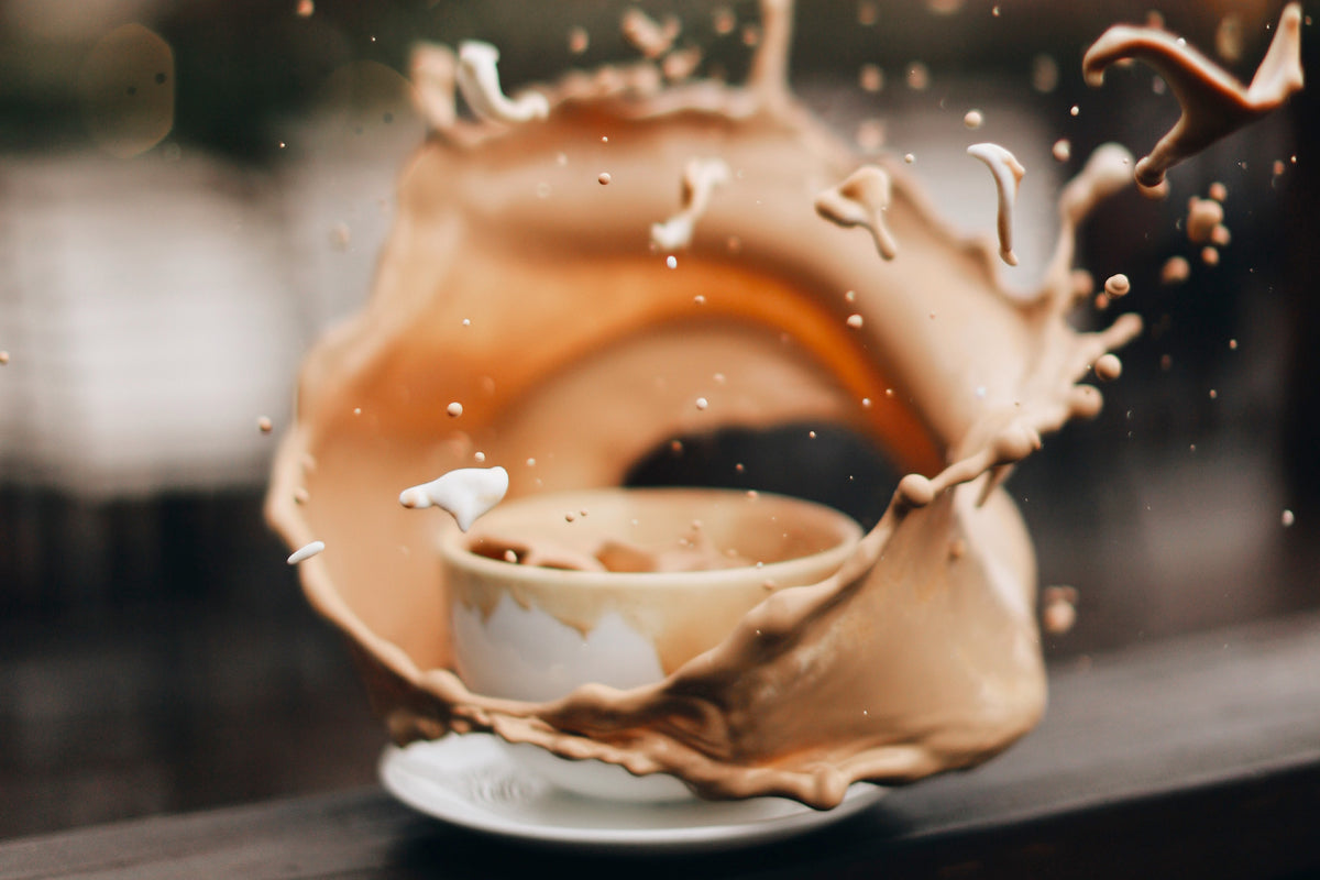 Parfum Akro et café renversé